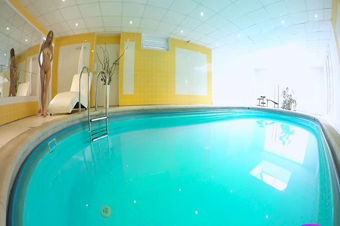 VR系列極品豪乳女模特裸泳 在泳池邊對著鏡頭誘人自慰高潮顫抖 畫面唯美