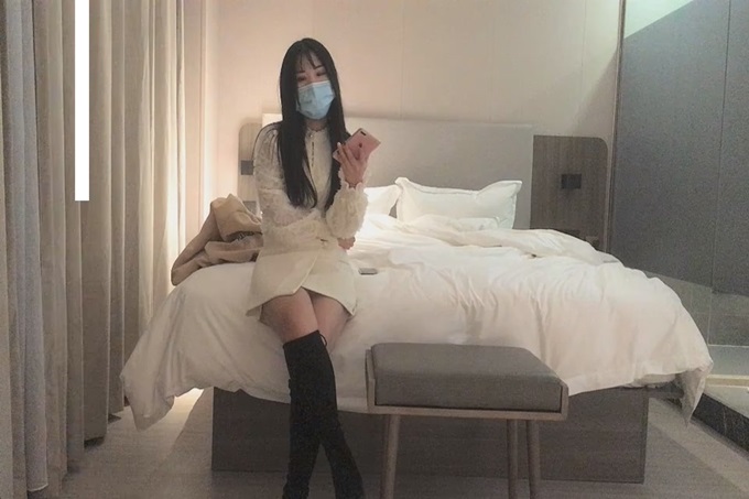 網約小姐姐酒店偷拍，後入啪啪饑渴幾天了用力干，做到一半要去醫院表示很無語