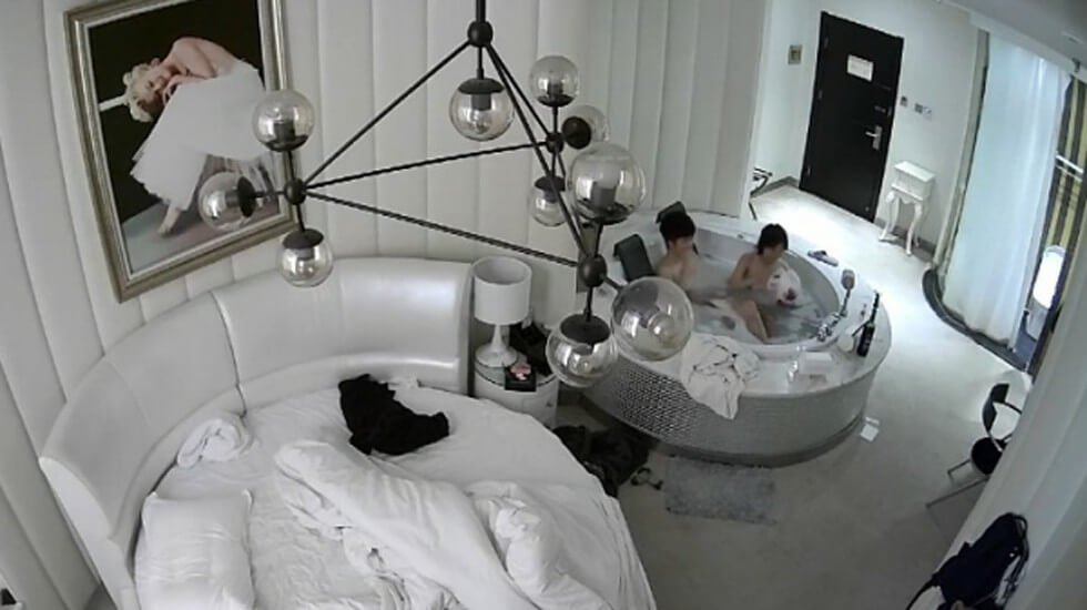 360酒店攝像頭偷拍-晚上加完班出來開房減減壓的白領小情侶嘗新在浴缸里做愛。